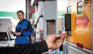 آغاز شارژ سوخت در کارتهای بانکی/ استانهای مرزی مشکل بنزین دارند