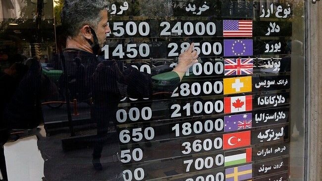 جنگ بانکیها و صرافیها قیمت دلار را بالا برد جنگ بانکیها و صرافیها قیمت دلار را بالا برد