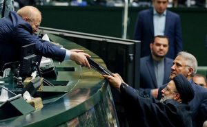 هشدار جدی یک اقتصاددان درباره آینده اقتصاد ایران/ شقاقی: با تفکرات کهنه و منسوخشده اقتصادی، امکان رقابت با کشورهای همسایه نداریم