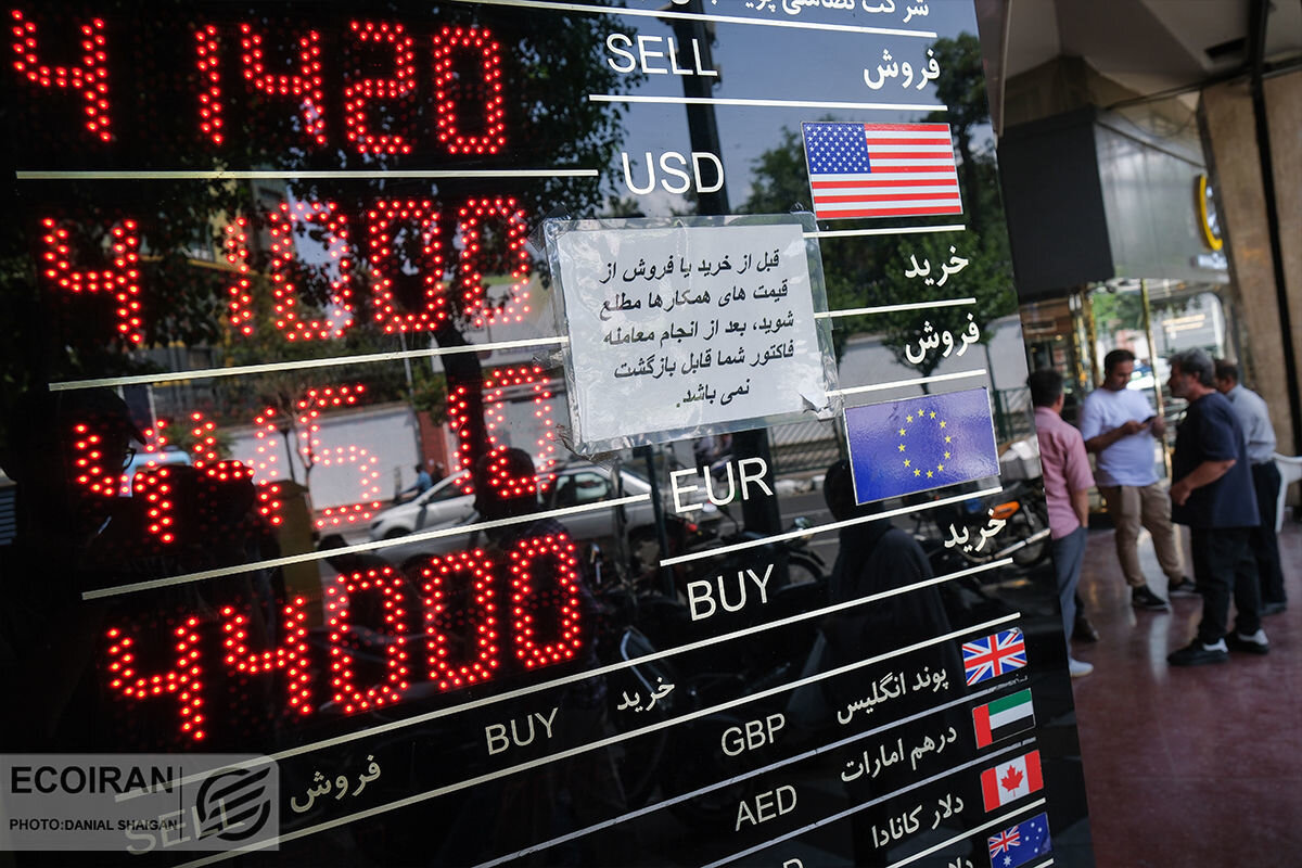 وضعیت قرمز در فردوسی / خروج اضطراری خریداران دلار وضعیت قرمز در فردوسی / خروج اضطراری خریداران دلار