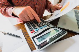 تعجب یک اقتصاددان از تناقض در اعلام آمارهای دولتی/ می‌گویند درآمد نفت بالا رفته، اما از کسری بودجه به دلیل کاهش درآمد نفتی هم صحبت می‌کنند