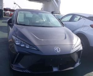 زمان تعیین تکلیف خریداران خودروهای وارداتی مشخص شد/ چه تعداد خودروهای برقی تا پایان سال وارد میشود؟