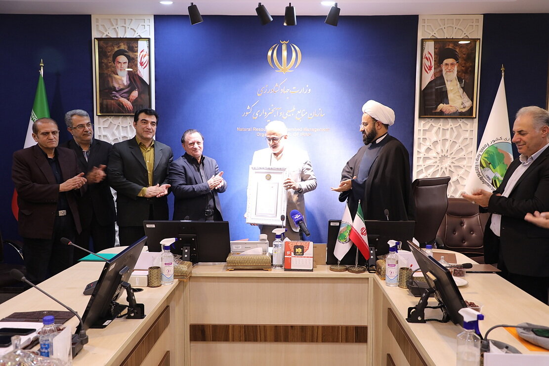 اهدای «نشان مدیرارشد ارتباط گستر» به رئیس سازمان منابع طبیعی و آبخیزداری کشور اهدای «نشان مدیرارشد ارتباط گستر» به رئیس سازمان منابع طبیعی و آبخیزداری کشور