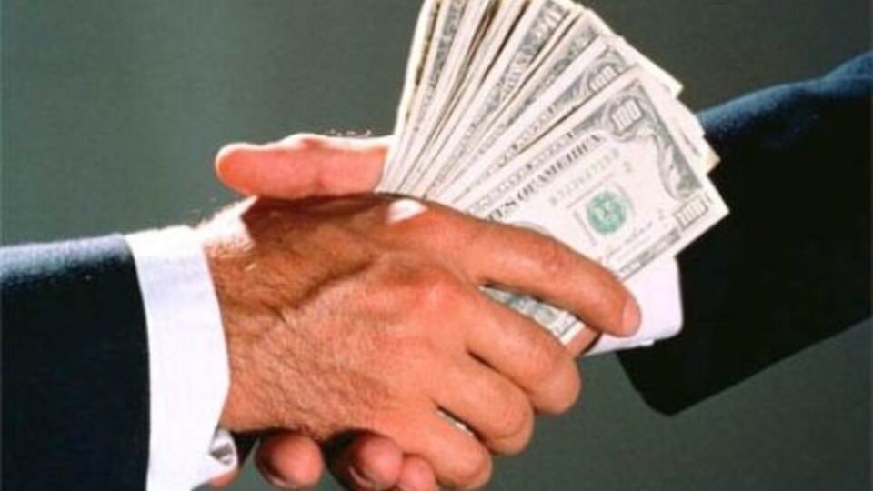 تا وقتی دولت برای ارز و تولید و مصرف تصمیم می گیرد، فساد میلیارد دلاری تکرار می شود تا وقتی دولت برای ارز و تولید و مصرف تصمیم می گیرد، فساد میلیارد دلاری تکرار می شود