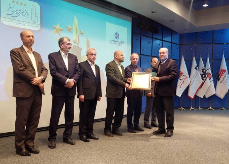 جایزه ملی تعالی سازمانی به شرکت کویرتایر تعلق گرفت جایزه ملی تعالی سازمانی به شرکت کویرتایر تعلق گرفت