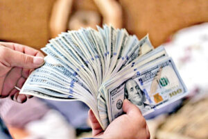 دلار ۱۰۰هزار تومانی با ورود ترامپ به کاخ سفید؟ / سیاست دولت در بازار ارز اهمیت زیادی دارد