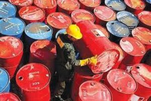 رئیس اتحادیه صادرکنندگان فرآوردههای نفتی: ناگزیریم به خریداران محدود نفت خود تخفیف بدهیم تا مشتریان را حفظ کنیم