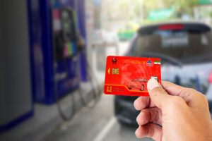 خبر جدید درباره تغییر شیوه سهمیهبندی و قیمت بنزین/ کارتهای بانکی از چه زمانی، جای کارت سوخت را میگیرد؟