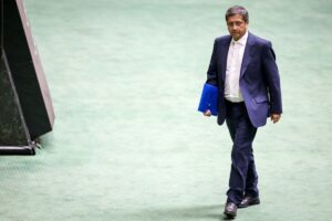 پیش بینی تغییر مهم در تیم اقتصادی دولت؛ جای همتی و فرزین عوض میشود؟