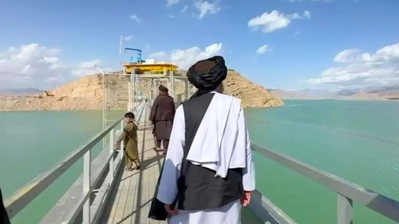 عضو کمیسیون امنیت ملی: افغانستان با سیمان ایرانی آب را روی ایران سد میکند عضو کمیسیون امنیت ملی: افغانستان با سیمان ایرانی آب را روی ایران سد میکند