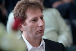 روزنامه جمهوری اسلامی:مفسد بزرگ اقتصادی که محکوم به اعدام شده بود از کجا۵۰میلیارددلار آورده که ادعا می کند می خواهد در اقتصادکشور خرج کند؟