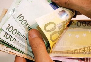 کدام کشور اروپایی بیشترین حقوق را پرداخت می‌کند؟/ بالاترین حقوق ماهانه را این افراد می‌گیرند