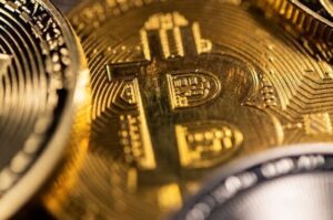 آخرین قیمت رمزارزهای مهم در بازار /نزول بیت‌کوین ادامه دار شد