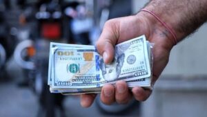 پیش‌بینی یک کارشناس از آینده دلار در بازار/ بیات: منتظر تغییر دلار تا این کانال‌های قیمتی باشید