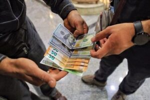 گزارش ایرنا از قیمت ارزهای تجاری/ قیمت دلار در دامنه ۱۲۷ هزار تومان باقی ماند