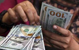 قیمت دلار، یورو و سایر ارزها امروز ۱۳ بهمن/ کف‌شکنی عجیب در بازار ارز؛دلار ۱۰ هزار تومان ارزان شد