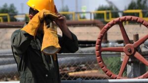 مقابله با افزایش دستمزد به ضرر چه کسی تمام می‌شود؟/ اگر نمی‌توانید جلوی تورم را بگیرید، دستمزدها دوبار در سال بالا ببرید