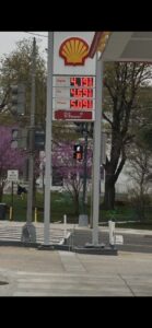 لارا روزن خبرنگار آمریکایی: حوالی ساعت ۱ بعدازظهر بنزین ۴.۰۹ دلار بود؛ ساعت ۶ عصر شد ۴.۱۹ دلار