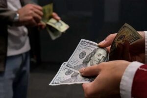 ماجرای عجیب فروش دلار به نرخ ۱۲۷ هزار تومان!