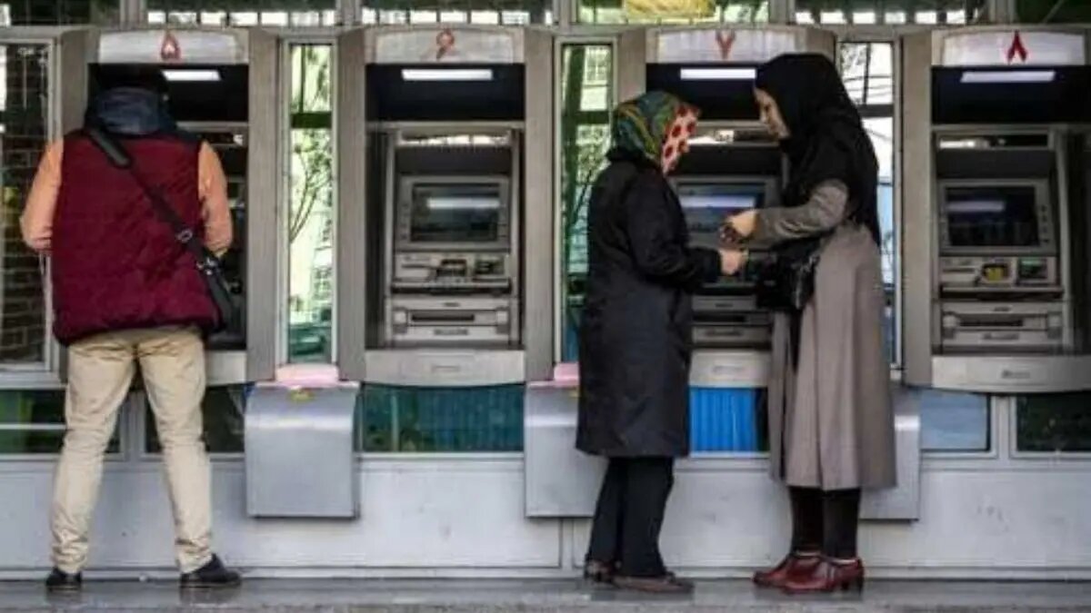 پول «نقد» کمیاب شد/ سرگردانی مردم میان عابربانکهای خالی / افزایش هزینه چاپ اسکناس علت اصلی است؟ پول «نقد» کمیاب شد/ سرگردانی مردم میان عابربانکهای خالی / افزایش هزینه چاپ اسکناس علت اصلی است؟